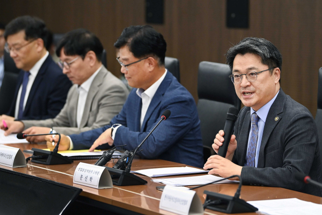 문신학(오른쪽) 산업통상자원부 1차관이 8일 오후 서울 중구 대한상공회의소에서 열린 미 관세 조치 통보 관련 민관 합동 긴급 점검회의에서 모두발언하고 있다. 산업부 제공