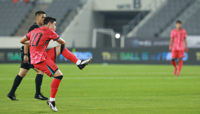 7일 경기도 용인미르스타디움에서 열린 2025년 동아시아축구연맹(EAFF) E-1 챔피언십(동아시안컵) 남자부 한국과 중국의 경기에서 전반전 이동경이 선취 골을 넣고 있다. 연합뉴스