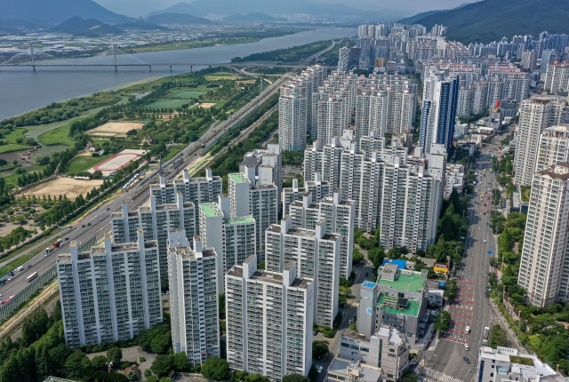 부산 해운대구 해운대 그린시티와 북구 화명신도시·금곡 등 노후계획도시 정비 기본계획안이 공개됐다. 8일 해운대 그린시티(위)와 북구 화명신도시·금곡 전경. 김종진 기자 kjj1761@