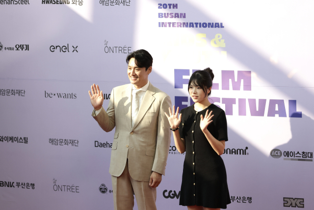 8일 열린 제20회 BIKY 개막식을 공동 진행한 방송인 오상진(왼쪽)과 문승아 배우가 포트월 인사를 하고 있다. BIKY 제공