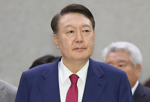 윤석열 전 대통령이 지난 5일 내란 특검 2차 조사를 마치고 조은석 특별검사팀 사무실이 있는 서울 서초구 서울고검을 나서고 있다. 연합뉴스