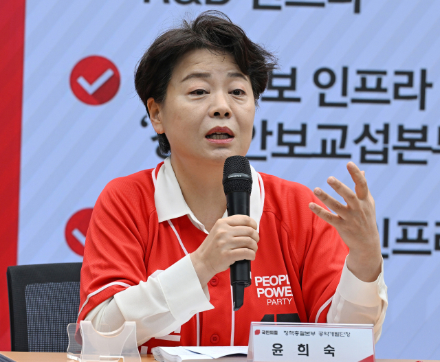 국민의힘 윤희숙 정책총괄본부 공약개발단장이 18일 서울 여의도 중앙당사에서 열린 김문수 대선 후보 경제 공약 발표 후 취재진의 질문에 답변하고 있다. 연합뉴스