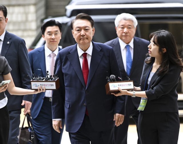 12·3 비상계엄과 관련해 특검 수사를 받는 윤석열 전 대통령이 지난 9일 서울 서초구 서울중앙지법에서 열린 영장실질심사에 출석하기 위해 법정으로 향하고 있다. 연합뉴스