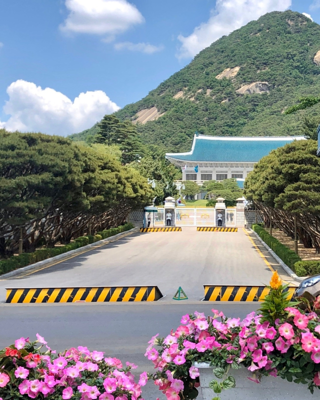청와대의 청기와는 날씨에 따라 색이 다르게 보인다. 페이지2북스 제공