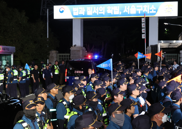 구속 전 피의자 심문(영장실질심사)을 마친 윤석열 전 대통령이 탑승한 차량이 9일 경기도 의왕시 서울구치소로 들어가고 있다. 연합뉴스
