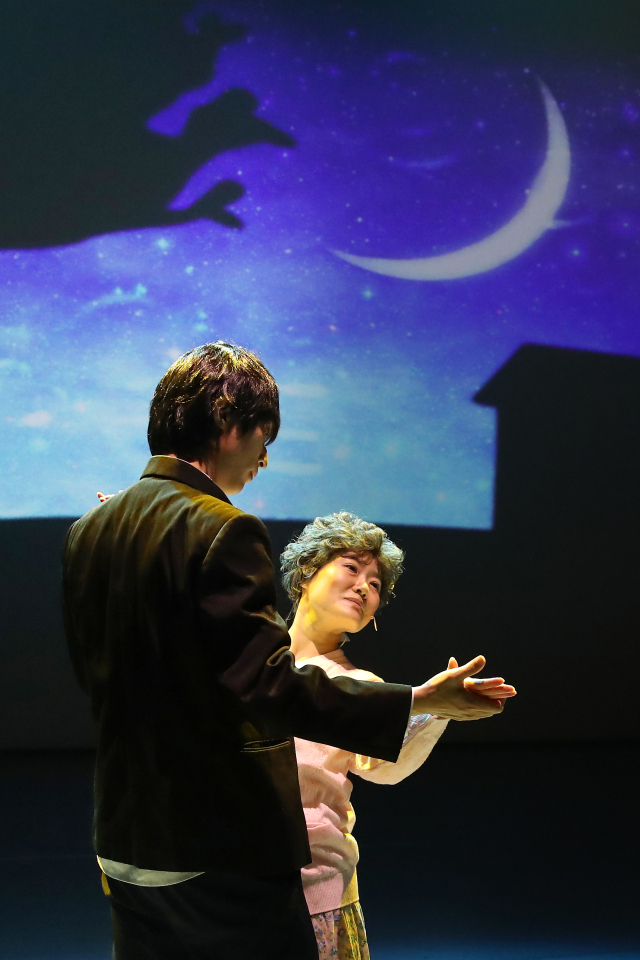 문화콩의 샌드아트뮤지컬 ‘사는 게 꽃 같네’ 공연 모습. 문화콩 제공