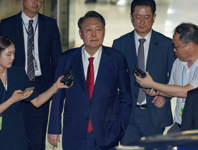 12·3 비상계엄과 관련해 특검의 수사를 받는 윤석열 전 대통령이 지난 9일 서울 서초구 서울중앙지법에서 열린 구속 전 피의자 심문(영장실질심사)이 끝난 뒤 법원을 떠나고 있다. 연합뉴스