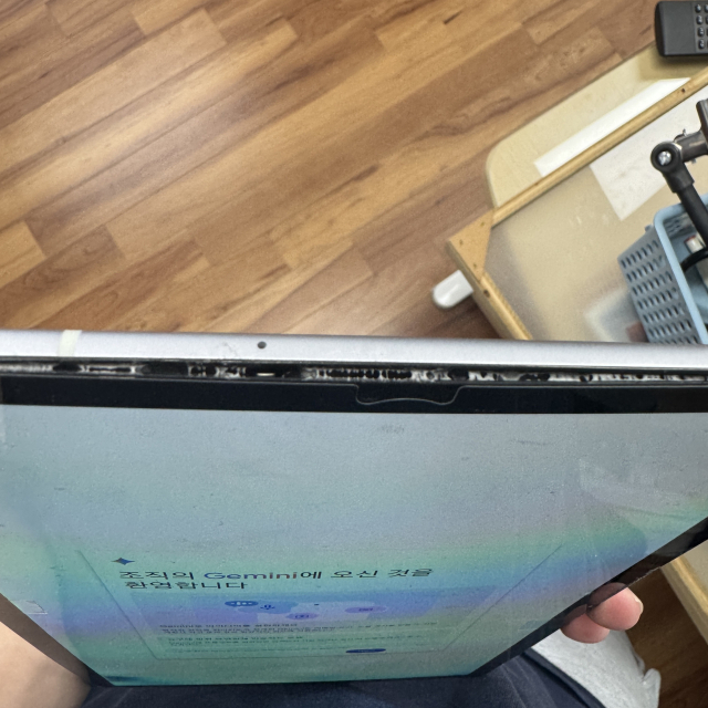 학생들이 사용하는 전자패드에 사용되는 접착제가 녹아내려 기기 본체와 패널이 들떠있는 모습. 독자 제공