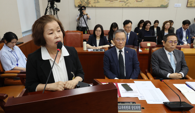 10일 서울 여의도 국회 교육위원회에서 열린 리박스쿨 청문회에 증인으로 출석한 손효숙 리박스쿨 대표가 의원 질의에 답변하고 있다. 연합뉴스