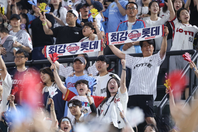 부산 사직야구장을 가득 메운 팬들이 응원하는 모습. 롯데 자이언츠 제공