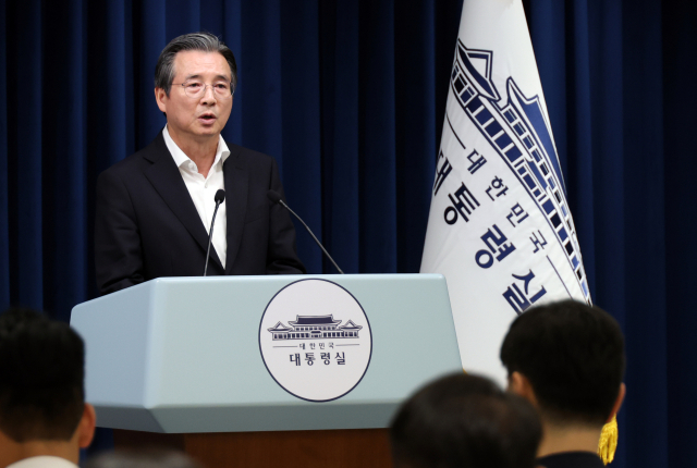 김용범 정책실장이 10일 용산 대통령실 기자회견장에서 RE100 산업단지 관련 브리핑을 하고 있다. 연합뉴스