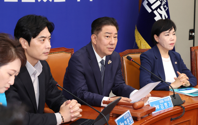 더불어민주당 김병기 당 대표 직무대행 겸 원내대표(오른쪽 두번째)가 11일 국회에서 열린 최고위원회의에서 발언하고 있다. 연합뉴스