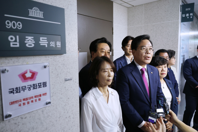 국민의힘 송언석 비대위원장 겸 원내대표가 11일 서울 여의도 국회 의원회관에서 해병 특검팀의 압수수색이 진행 중인 임종득 의원실을 찾아 입장을 밝히고 있다. 연합뉴스