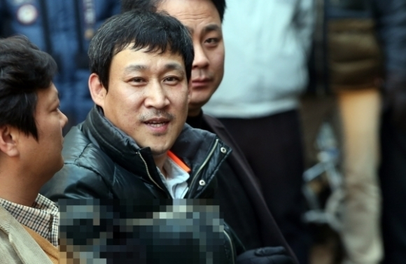 2015년 김상훈이 현장검증을 위해 본오동 사건 현장에 들어가면서 피해자 가족의 항의에 맞서 고함을 치고 있는 모습. 연합뉴스