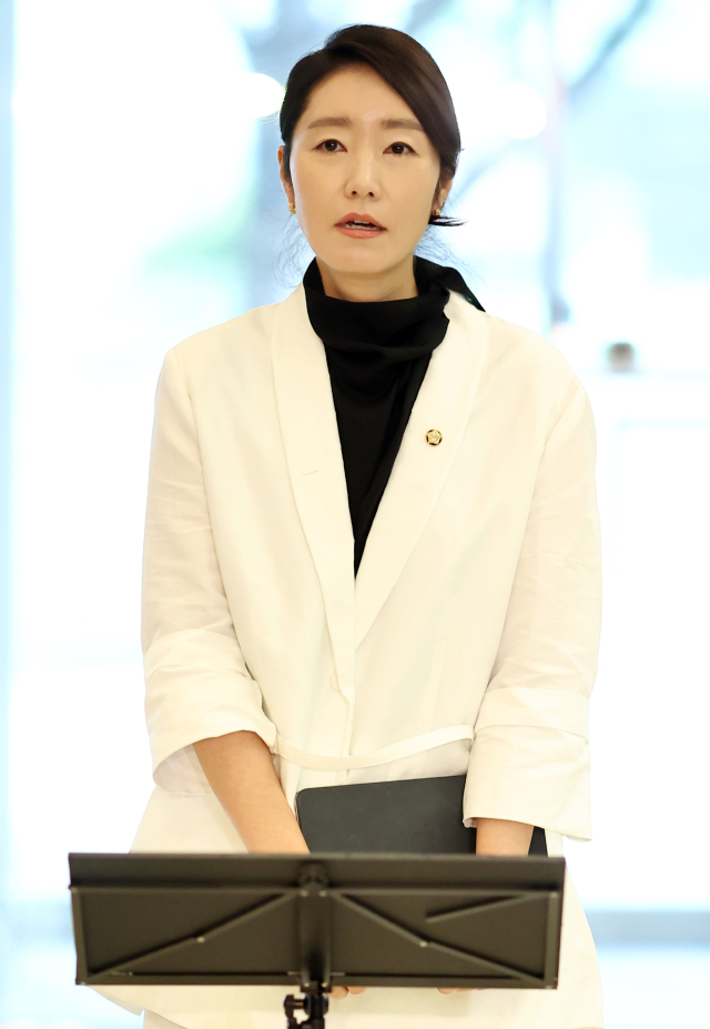 강선우 여성가족부 장관 후보자가 26일 인사청문회 준비 사무실이 마련된 서울 이마빌딩으로 들어서며 소감을 밝히고 있다. 연합뉴스