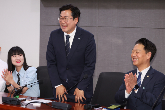 더불어민주당 당대표 후보인 박찬대 의원이 11일 서울 여의도 국회 의원회관에서 열린 서울·경기·인천의 청년 당원들과의 간담회에서 인사하고 있다. 연합뉴스