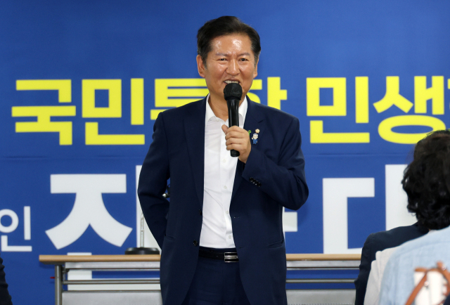 더불어민주당 당 대표 선거에 출마한 정청래 국회의원이 10일 오후 대전시 중구 용두동 더불어민주당 대전시당에서 당원들과 간담회를 하고 있다. 연합뉴스