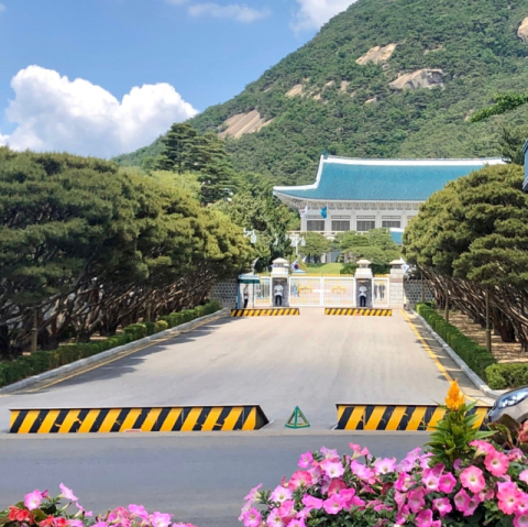 청기와 아래에서 일한 보통 사람들의 기록