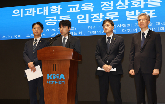 12일 서울 용산구 대한의사협회에서 이선우 대한의과대학·의학전문대학원학생협회 비대위원장이 국회 교육위원회, 보건복지위원회, 대한의사협회와 함께 '의과대학 교육 정상화를 위한 공동 입장문' 발표에 앞서 발언을 하고 있다. 왼쪽부터 김영호 국회 교육위원장, 이선우 비대위원장, 김택우 대한의사협회장, 박주민 보건복지위원장. 연합뉴스