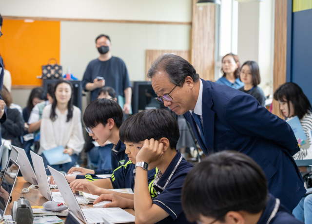 김석준 부산시교육감이 지난달 2일 부산 동수영중학교에서 학생들 수업을 참관하고 있다. 부산시교육청 제공