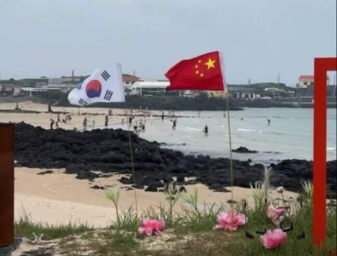 제주 우도 해변에 중국 오성홍기 '펄럭'…