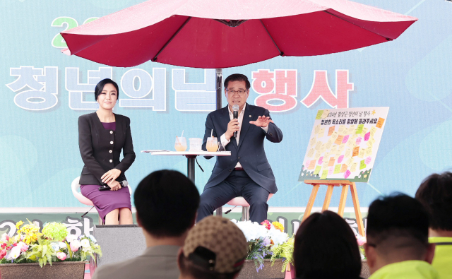 진병영 군수가 함양군 청년의 날 행사에 참석해 이야기를 청년들과 이야기를 나누고 있다. 함양군 제공