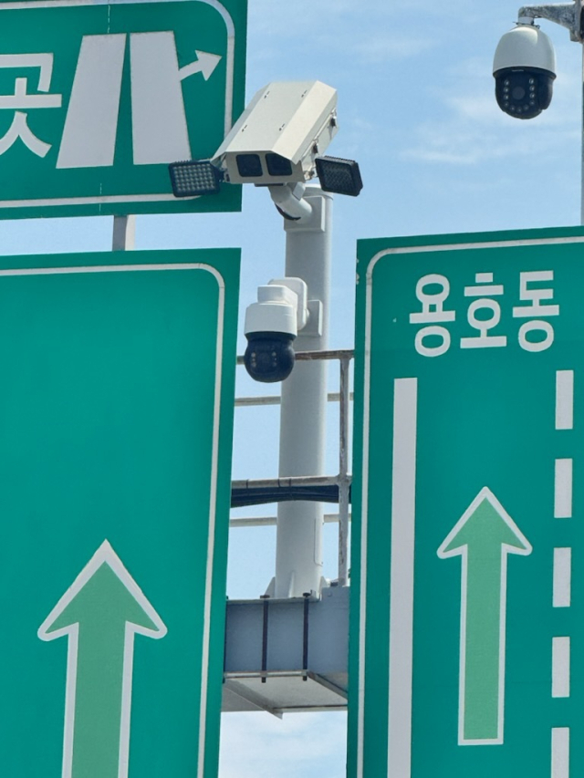 광안대교에서 반복되는 ‘얌체 끼어들기’를 자동으로 적발하는 인공지능(AI) 단속 카메라 도입이 다음 달 경찰청 심의 안건으로 상정됐다. 사진은 광안대교 상판에 설치된 끼어들기 AI 자동 단속 카메라의 모습. 부산시설공단제공