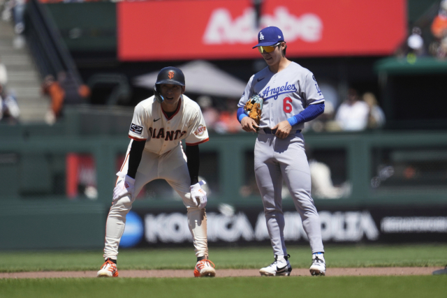 샌프란시스코 자이언츠의 이정후(왼쪽)가 14일(한국 시간) LA 다저스와의 MLB 전반기 마지막 경기에서 2루타를 친 뒤 다저스 2루수인 김혜성과 이야기를 나누고 있다. AP연합뉴스