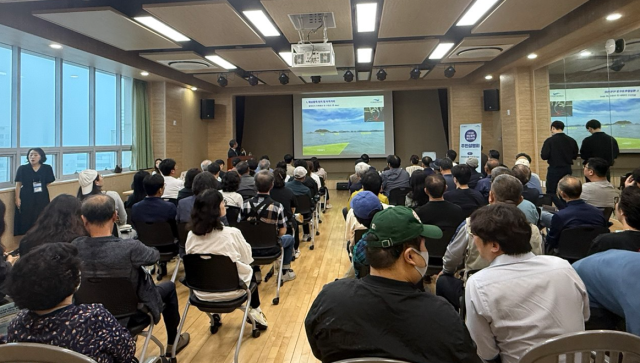 이동진 부산해상풍력발전(주) 대표가 지난달 20일 부산 사하구 다대1동 행정복지센터에서 진행된 ‘다대포 해상풍력발전사업 주민설명회’에서 ‘공공주도형 해상풍력 사업 추진계획’을 공유하고 있다. 코리오 제공