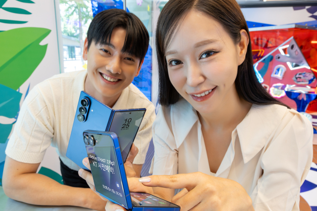 KT는 오는 21일까지 삼성전자 갤럭시Z 폴드7, 플립7 사전 예약을 진행한다고 15일 밝혔다. 사진은 모델들이 KT 갤럭시Z 폴드7, 플립7 사전 예약을 소개하는 모습. KT 제공