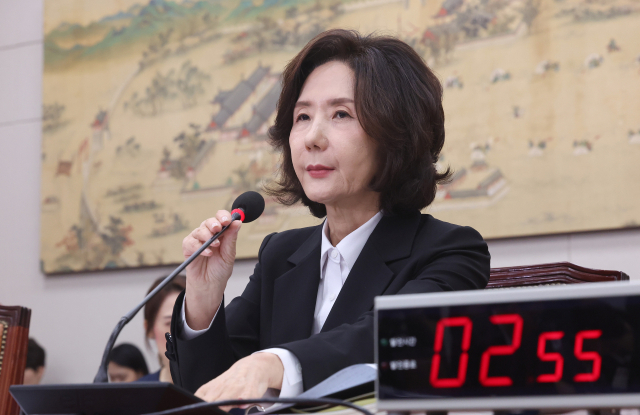 이진숙 사회부총리 겸 교육부 장관 후보자가 16일 서울 여의도 국회 교육위원회에서 열린 인사청문회에서 답변을 위해 마이크를 조정하고 있다. 연합뉴스