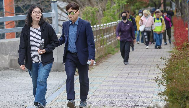 부산 동래구에서 시각장애인의 문화 생활을 지원하는 현장영상해설 활성화 조례안이 부산 최초로 제정됐다. 사진은 올해 장애인의 날(4월 20일)을 앞두고 4월 17일 부산 북구 구포 무장애숲길에서 열린 시각장애인과 자원봉사자가 함께 걷는 ‘2025 갈맷길 건강 걷기대회’ 행사 모습. 부산일보DB
