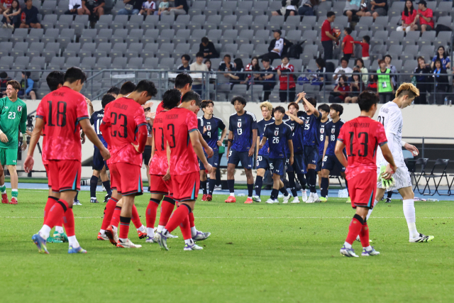 한국축구대표팀 선수들이 15일 경기도 용인미르스타디움에서 열린 E-1 챔피언십(동아시안컵) 최종 3차전 일본과의 경기에서 0-1로 패한 뒤 아쉬워하고 있다. 연합뉴스