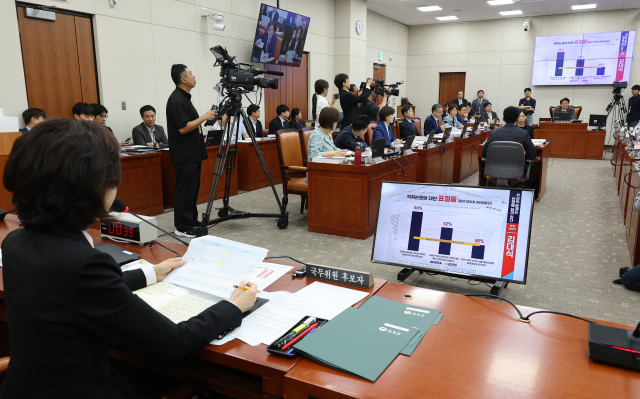 이진숙 사회부총리 겸 교육부 장관 후보자가 16일 서울 여의도 국회 교육위원회에서 열린 인사청문회에서 논문 표절 의혹 등과 관련한 의원 질의에 답변하고 있다. 연합뉴스