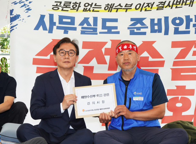 전재수 해양수산부 장관 후보자가 17일 오후 서울 여의도 국회 앞에서 ‘해수부 부산 이전 반대 단식 투쟁’중인 윤병철 공무원노조 해수부지부 위원장과 만나 건의 사항을 전달받고 있다. 윤 위원장은 이날 전 후보자와의 만남에서 단식 투쟁 중단을 선언했다. 해수부 제공
