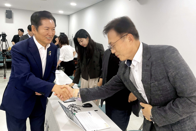 더불어민주당 당대표 후보인 정청래 의원이 지난 17일 전남 무안군 전남도의회를 찾아 기자들과 인사를 하고 있다. 연합뉴스