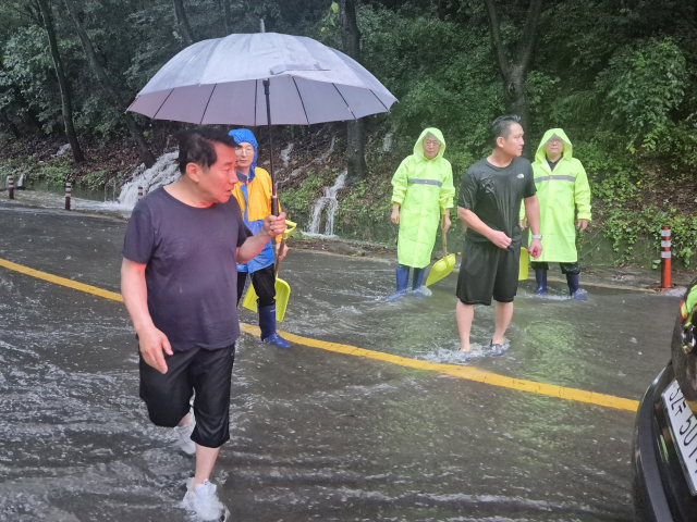나동연 양산시장이 19일 오전 관계공무원과 함께 시간당 60mm 폭우가 내린 하북면 일대를 둘러보고 있다. 양산시 제공