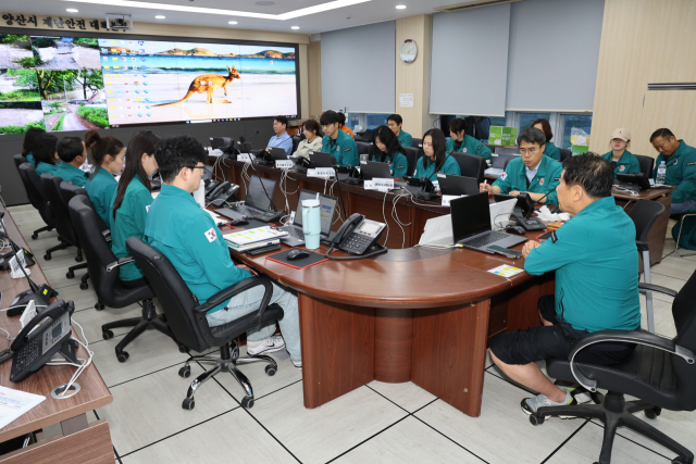 나동연 양산시장이 19일 오전 재난안전대책본부 상황실로 출근해 실국장으로부터 피해 상황 등을 보고 받은 뒤 “현장 중심의 신속한 대응을 통해 피해 최소화”를 지시하고 있다. 양산시 제공