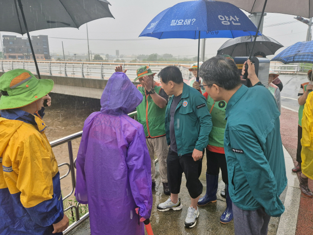 나동연 양산시장이 19일 오전 관계공무원과 함께 시간당 60mm 폭우가 내린 양산천 일대를 둘러보고 있다. 양산시 제공
