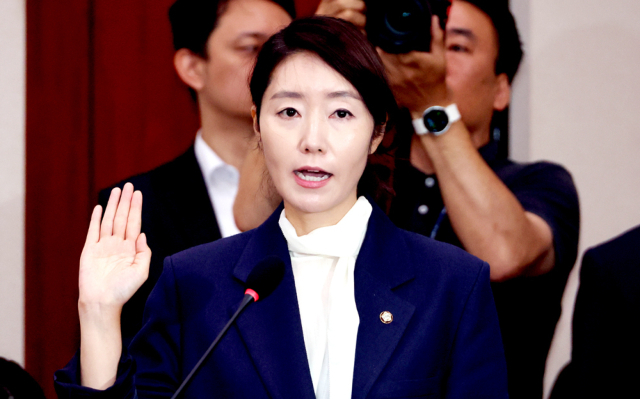 지난 14일 열린 국회 인사청문회에서 선서하는 강선우 여성가족부 장관 후보. 연합뉴스