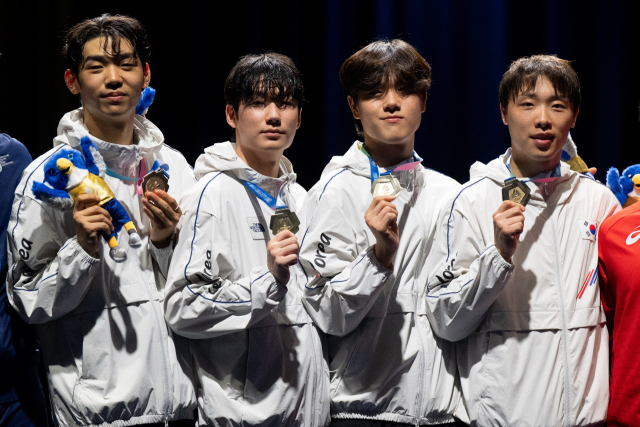 U대회 남자 사브르 단체전 금메달 획득한 박상원, 박정호, 임재윤, 황희근.(오른쪽부터) 대한펜싱협회 제공
