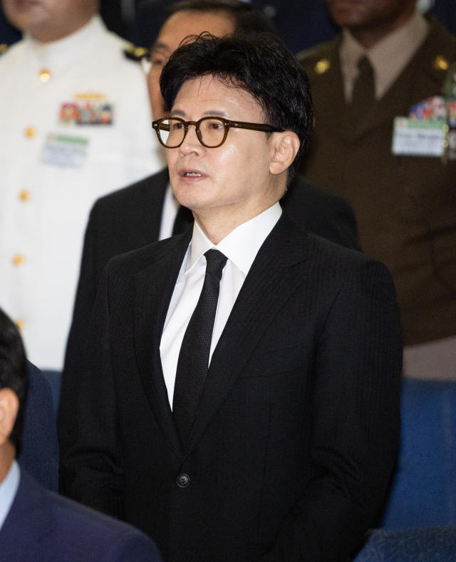 한동훈 국민의힘 전 대표가 29일 경기도 평택시 해군 2함대사령부 충무동산에서 열린 '제2연평해전 승전 23주년 기념식'에서 애국가를 제창하고 있다. 연합뉴스