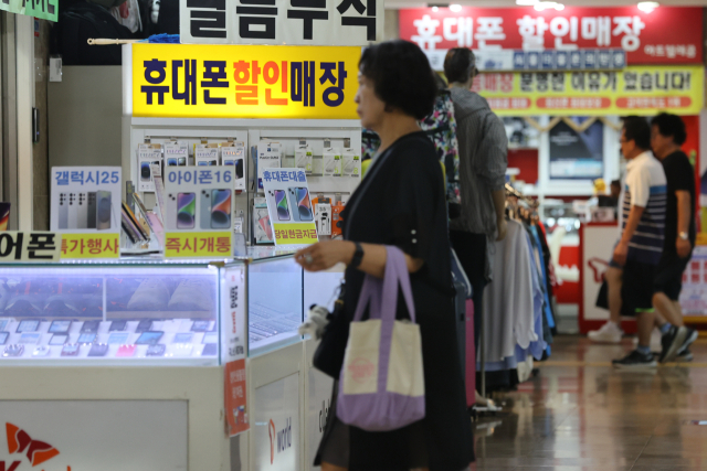 서울 시내 휴대전화 판매점 모습. 연합뉴스