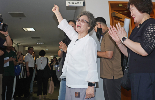 61년 전 자신을 성폭행하려던 남성의 혀를 깨물어 중상해 혐의로 유죄 판결을 받았던 최말자 씨가 지난 7월 23일 오전 부산지방법원에서 열린 재심 첫 공판에서 검찰 무죄 구형을 받은 뒤 법정을 나서며 손을 치켜들고 있다. 이재찬 기자 chan@