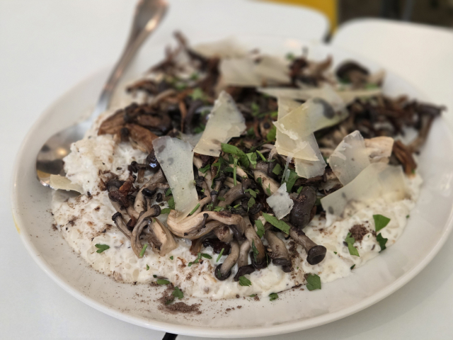 버섯의 풍미를 가득 느낄 수 있는 포르치니버섯 리조또.