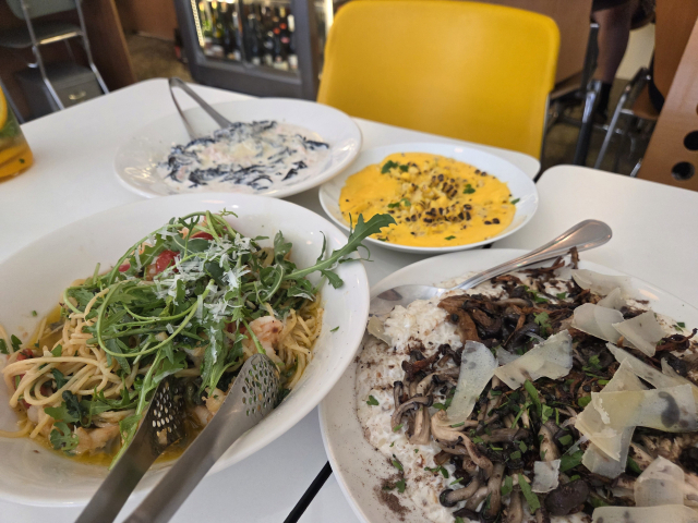 보기만 해도 먹음직스러운 나랑히요의 음식들.