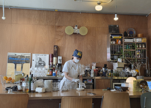 하지희 대표가 손님맞이를 위해 분주하게 움직이고 있다.