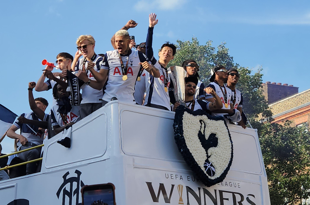 지난 5월 23일(현지시간) 영국 런던 토트넘 홋스퍼 스타디움 앞에서 열린 토트넘의 유럽축구연맹(UEFA) 유로파리그 우승 기념 퍼레이드에서 손흥민이 손을 들어 올려 팬들에게 인사하고 있다. 연합뉴스