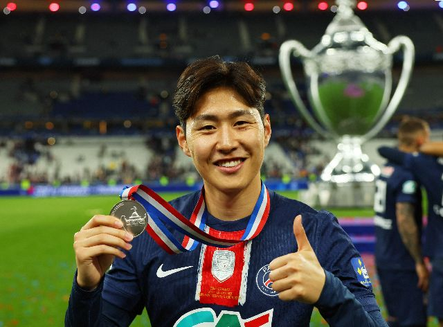 PSG의 이강인이 지난 5월 24일 프랑스 프로축구 리그1에서 우승한 뒤 메달을 들어 보이고 있다. 로이터연합뉴스