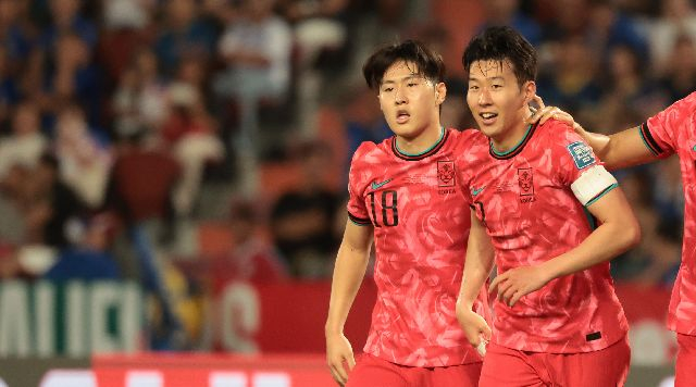 지난해 3월 26일 태국 방콕 라자망갈라 스타디움에서 열린 2026 북중미 월드컵 아시아 지역 2차 예선 C조 4차전 한국과 태국의 경기. 후반전 골을 넣은 손흥민(오른쪽)이 이강인과 기뻐하고 있다. 부산일보DB